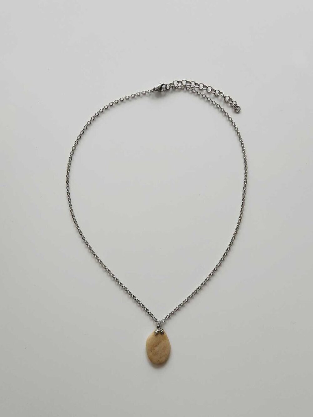Silver and beige natural stone necklace with a small silver chain - Picture 6 of 10